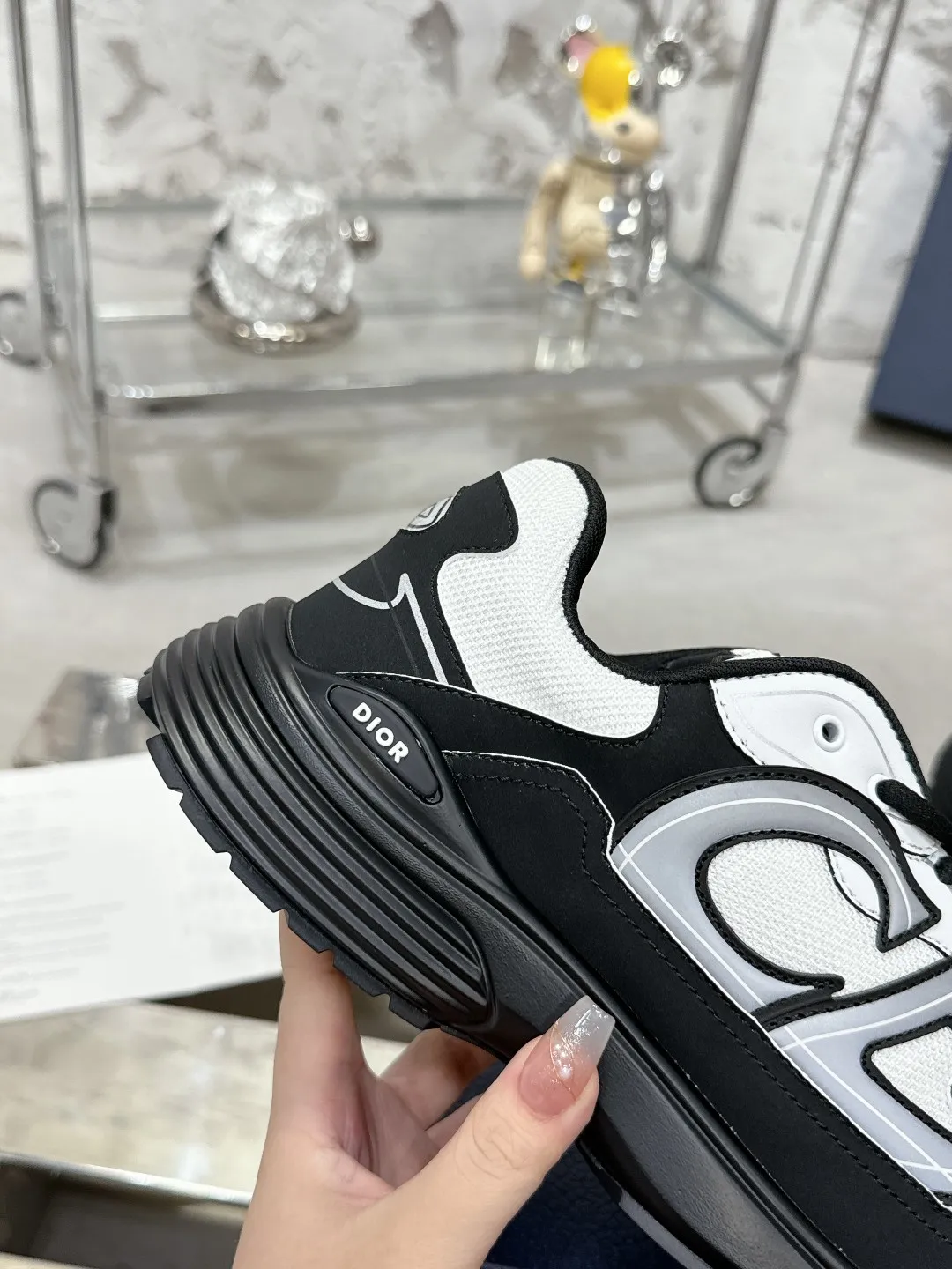 Men's men's shoes 💰600❤️❤️❤️High version Dior Dior's latest color matching B30 series reflective dad sneakers original 17380💰 purchased for development and production Brand new B30 sneakers Dad Shoes style shoes that follow the trend of the retro market The Dior logo on the tongue also indicates that this pair of shoes is the B30 model! B30 uses fine-textured leather and mesh cloth materials to form a shoe body. There are conspicuous letters CD on both sides of the shoe body to indicate identity. Many lines on the shoe body outline details to make the shoes look less monotonous and full of retro flavor. The delivery counter is exquisitely packaged🛍📦 ▪️Fabric: Original customized technical fabric + mesh ▪️Inner lining: Customized breathable lining ▪️Outsole: Original molded IP foam + TPU outsole ▪️Sole thickness: 3.5CM ▪️Size: Women’s size 35-40 / Men’s size 39-46